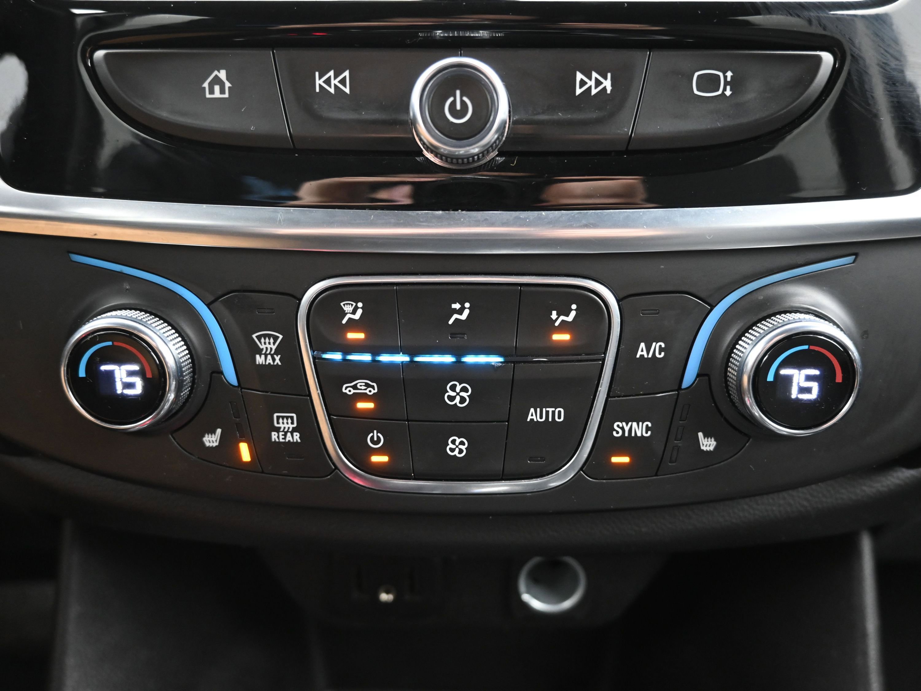 Used 2021 Chevrolet Traverse LT w/ LPO, Blackout Package image 17