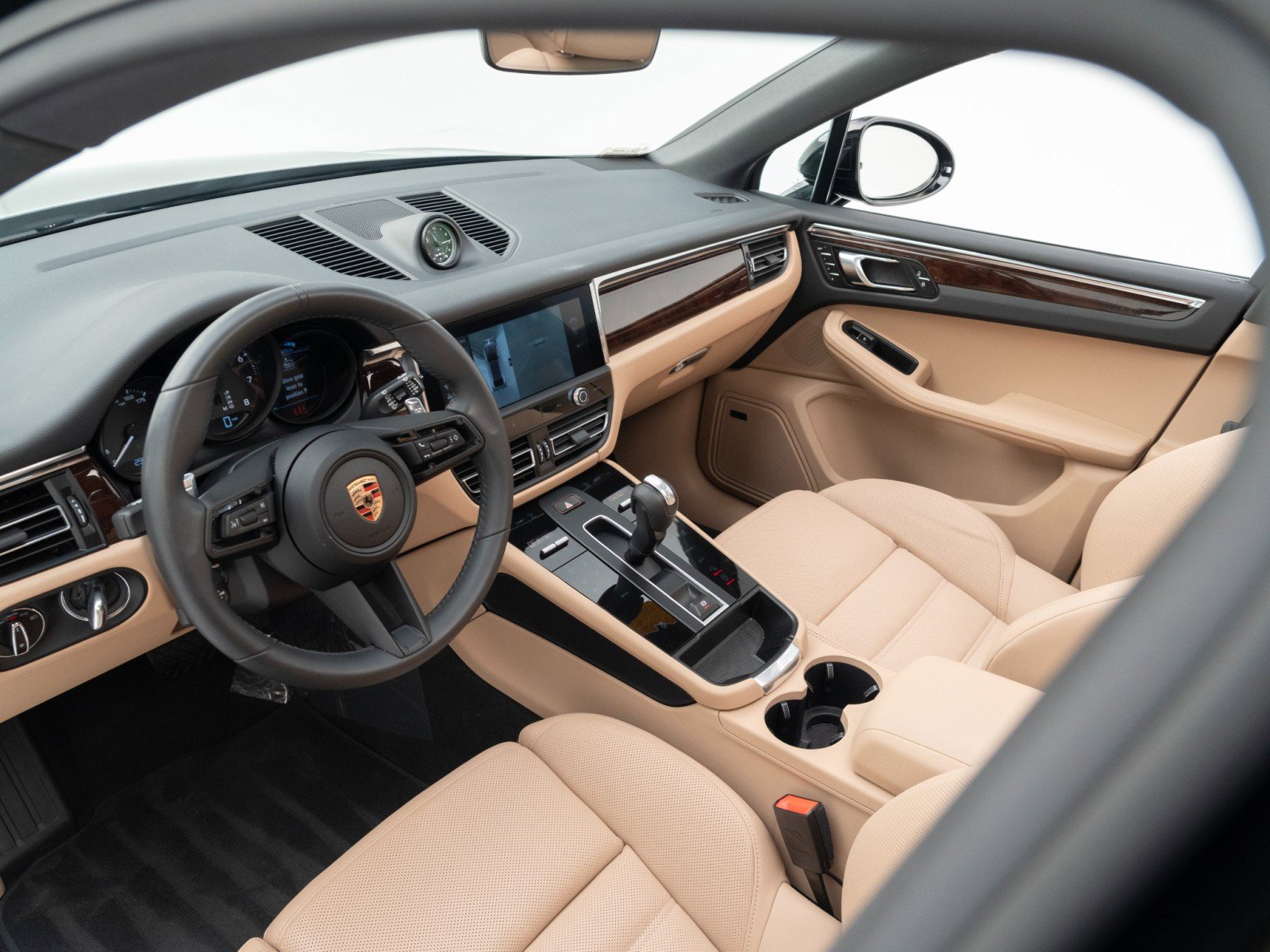 Certified 2025 Porsche Macan image 4