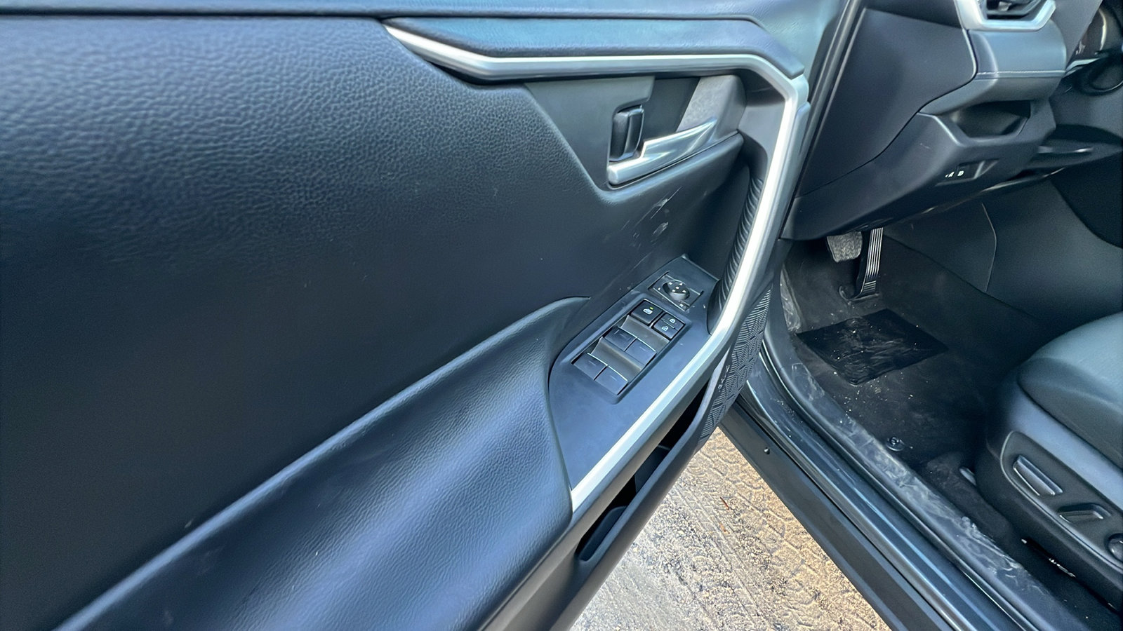 Used 2023 Toyota RAV4 XLE image 15