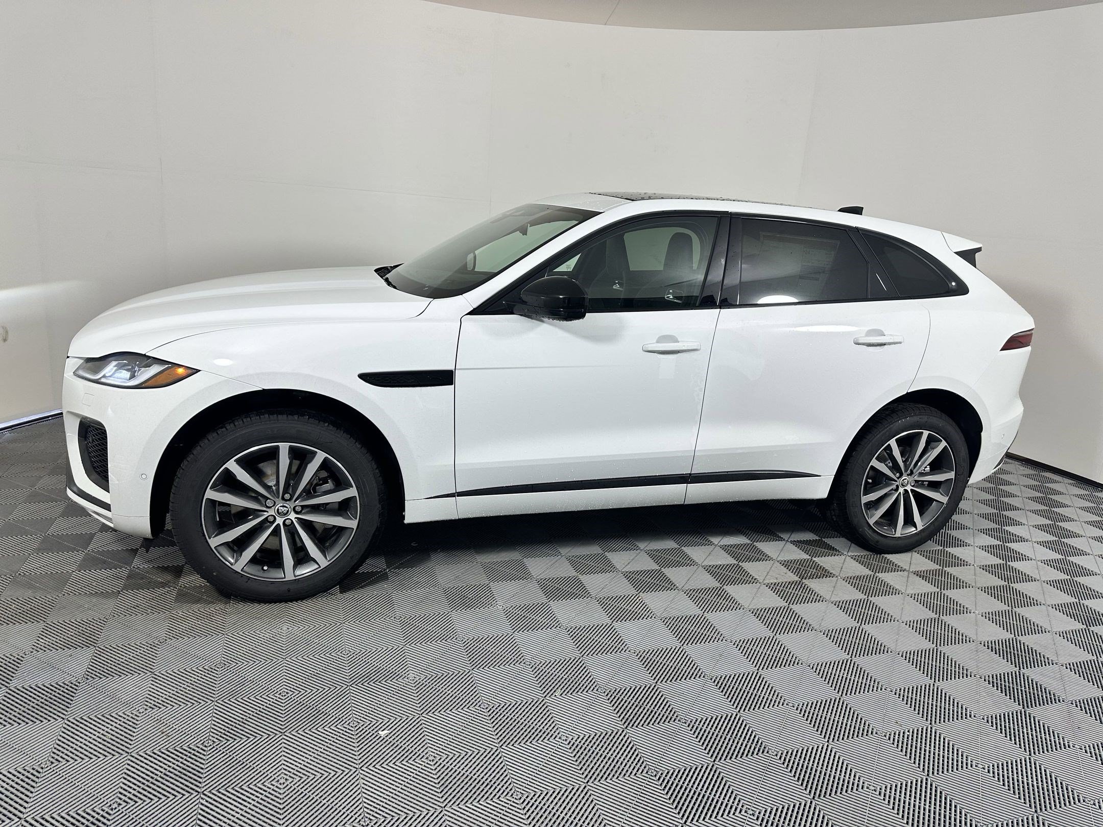 Used 2026 Jaguar F-PACE R-Dynamic S AWD/4WD image 2