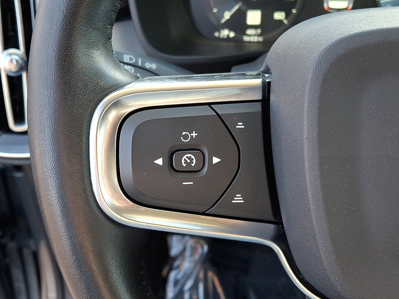 Used 2019 Volvo XC40 T5 Momentum image 23