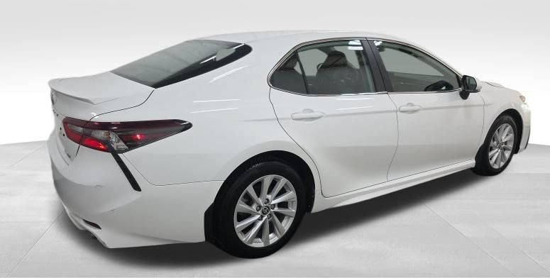 Used 2024 Toyota Camry SE FWD image 3