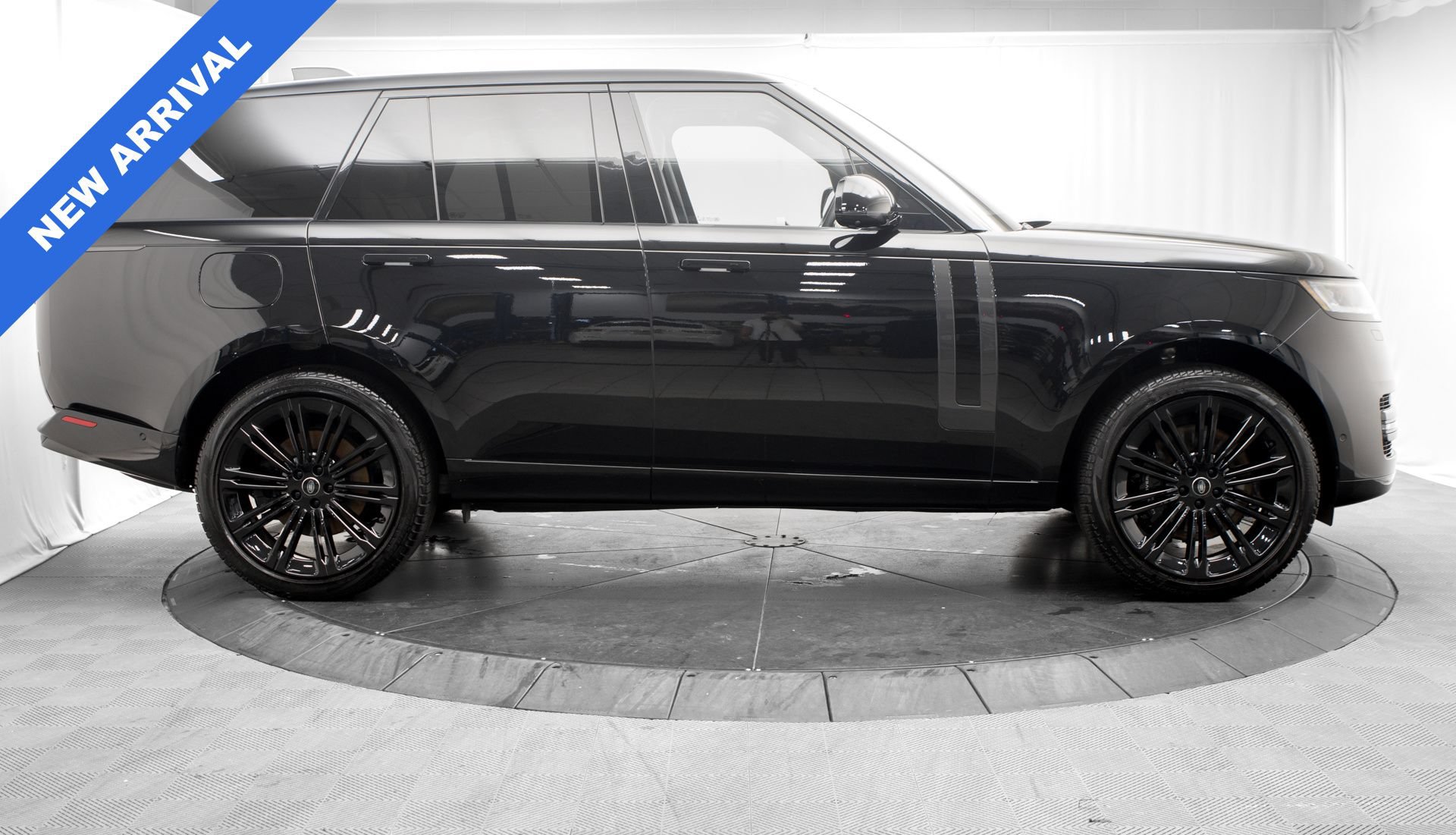 Used 2023 Land Rover Range Rover SE AWD/4WD image 2