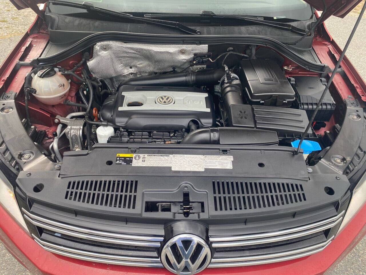 Used 2013 Volkswagen Tiguan SE image 37