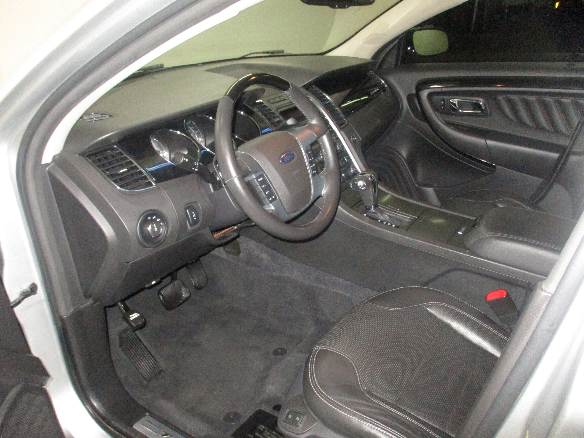 Used 2010 Ford Taurus Limited AWD/4WD image 19