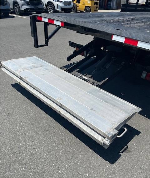 Used 2023 Isuzu NPR RWD image 8