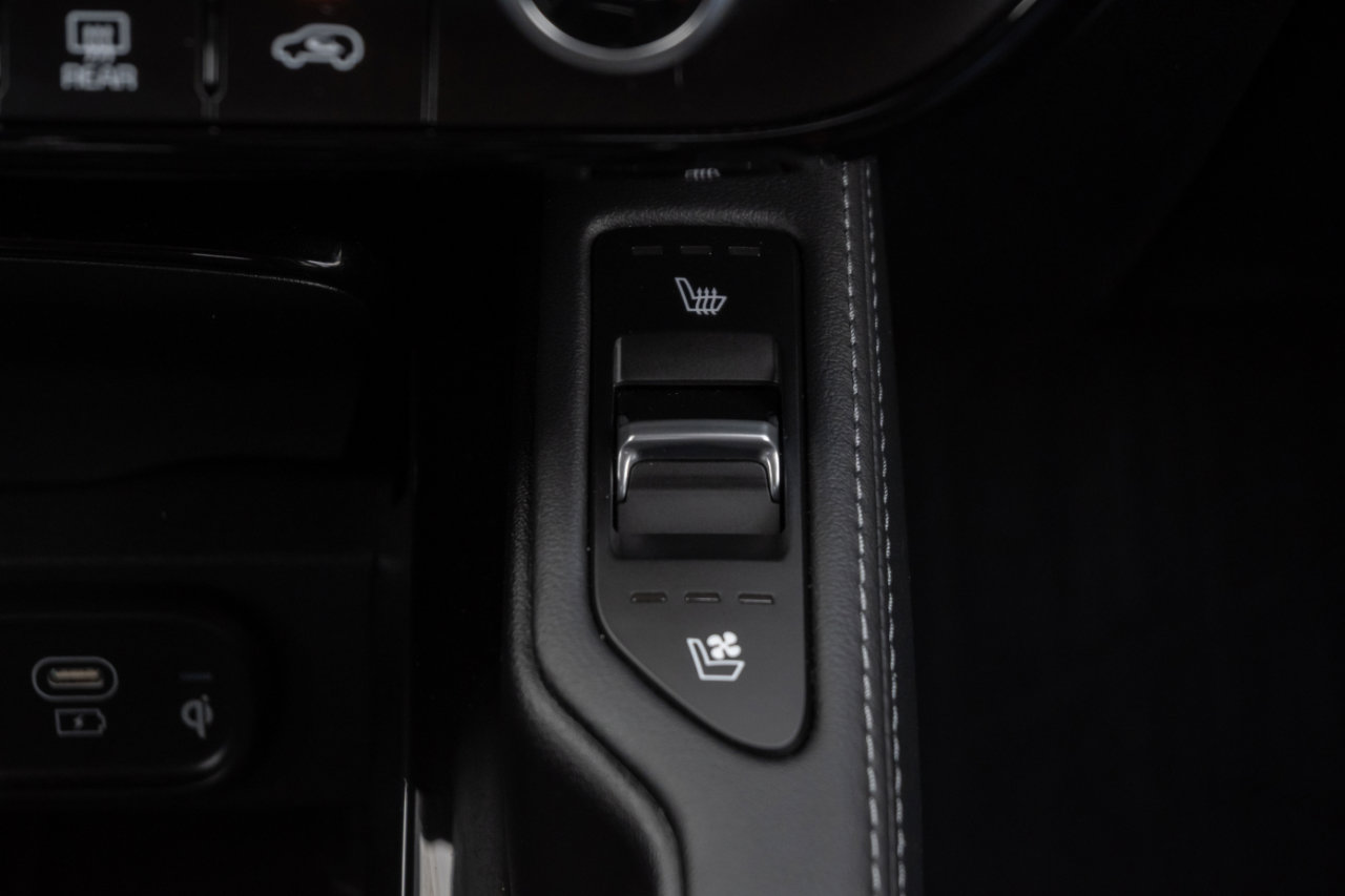 Used 2024 Kia Telluride EX w/ EX Captain's Chair Package image 32