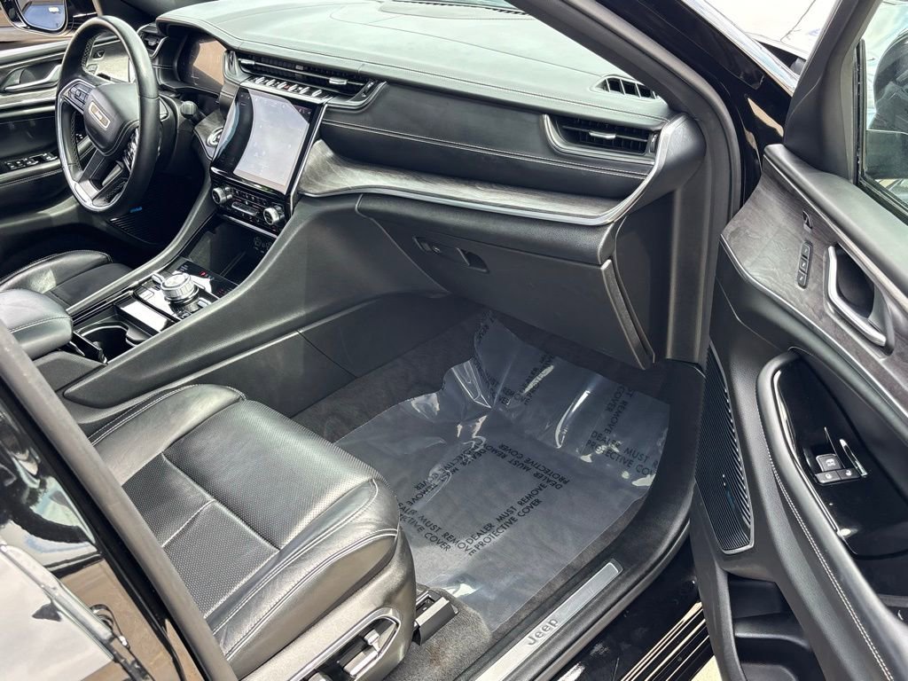 Used 2022 Jeep Grand Cherokee Overland w/ Luxury Tech Group IV AWD/4WD image 28