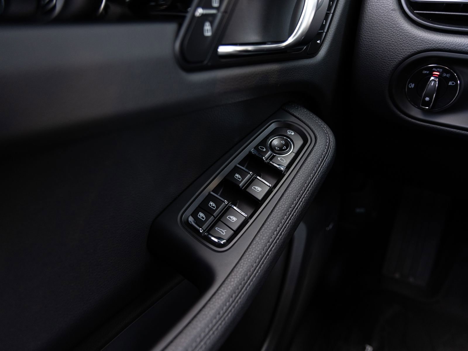 Certified 2025 Porsche Macan image 21