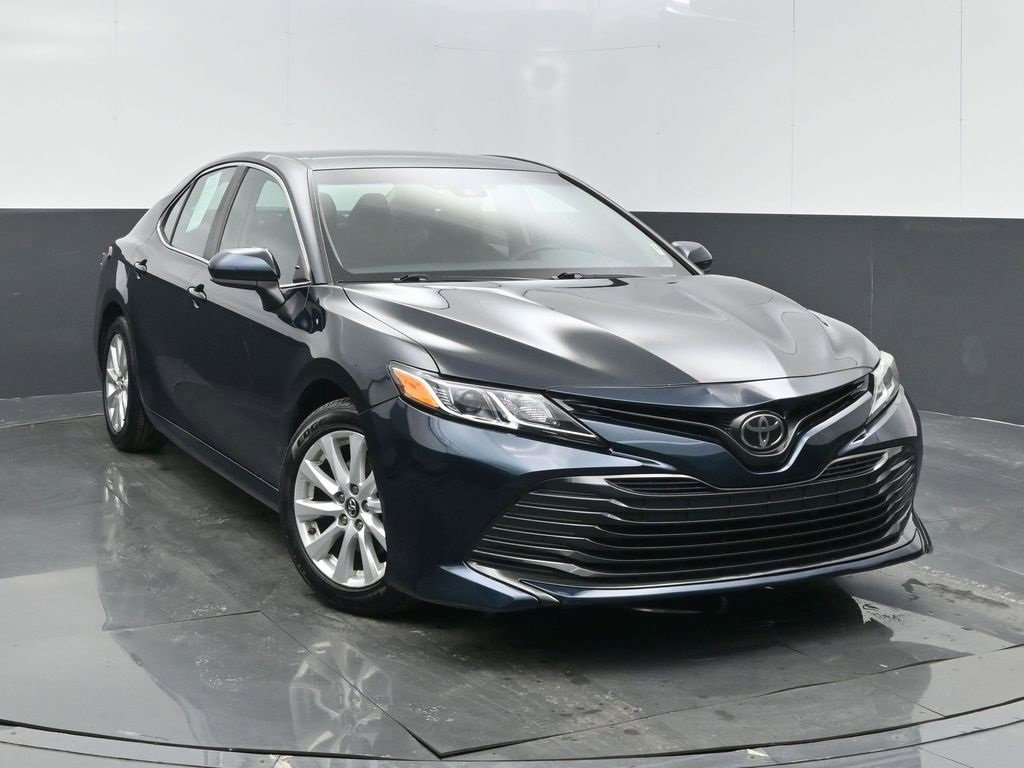 Used 2018 Toyota Camry LE image 2