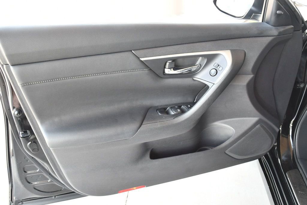 Used 2016 Nissan Altima 2.5 SL w/ Moonroof Package FWD image 11