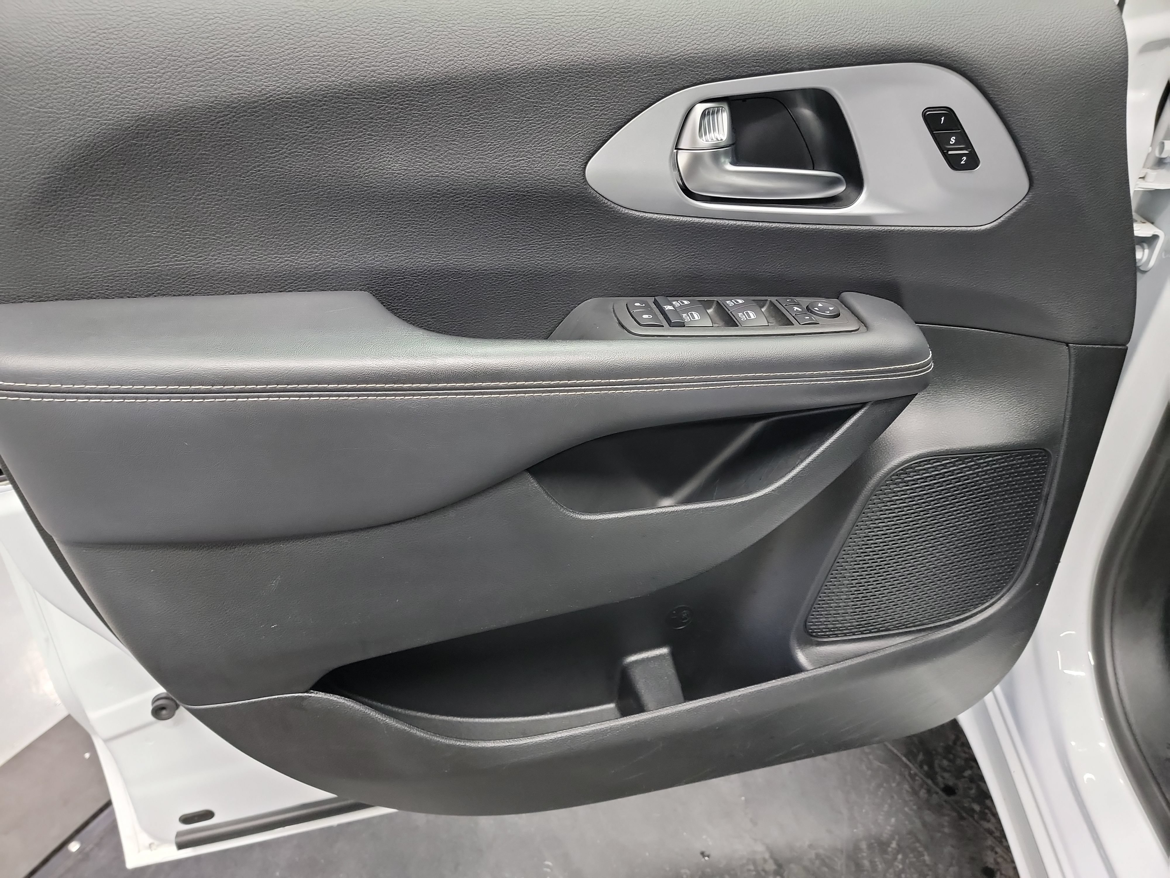 Used 2025 Chrysler Pacifica Limited FWD image 13