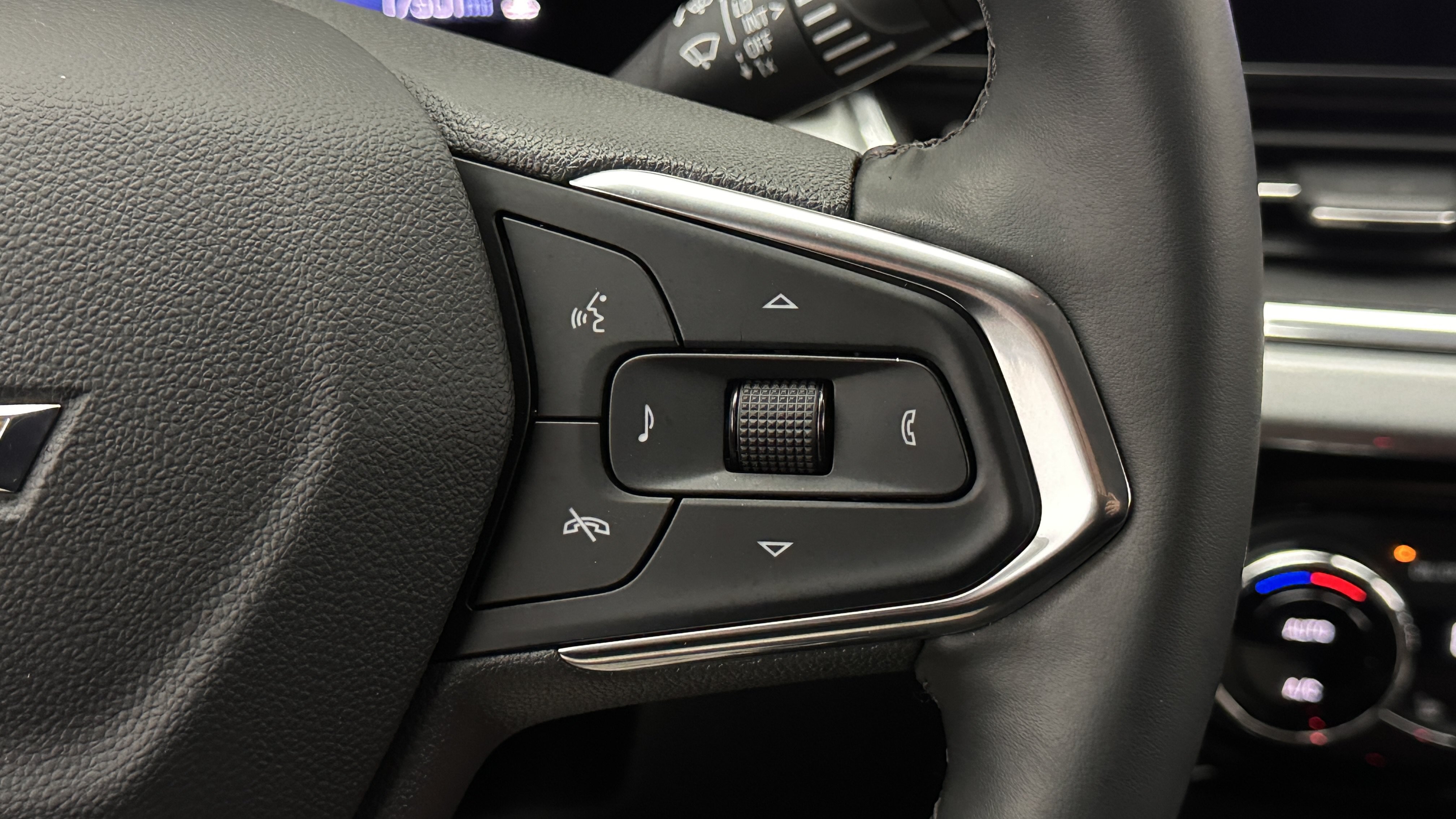 Used 2025 Chevrolet Trax LT w/ LT Convenience Package FWD image 17