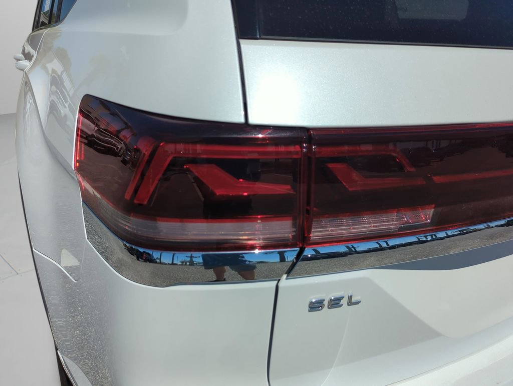 Used 2024 Volkswagen Atlas SEL Premium R-Line image 18