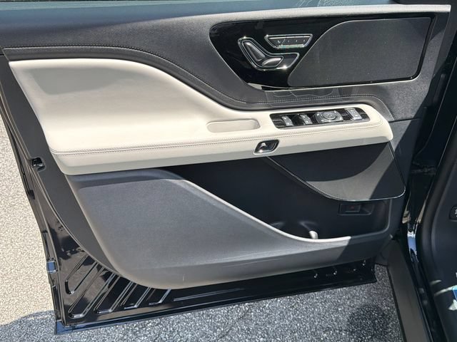 New 2026 Lincoln Aviator 2WD w/ Jet Appearance Package image 11