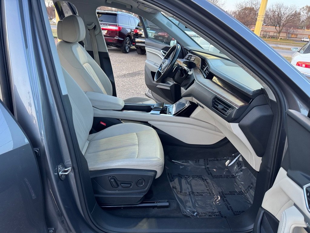 Used 2019 Audi e-tron Premium Plus image 30