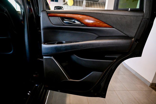 Used 2017 Cadillac Escalade Luxury AWD/4WD image 28