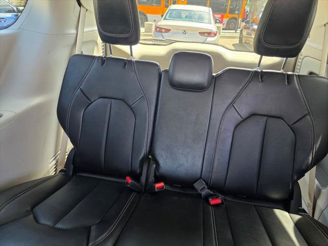 Certified 2024 Chrysler Pacifica Touring-L FWD image 17