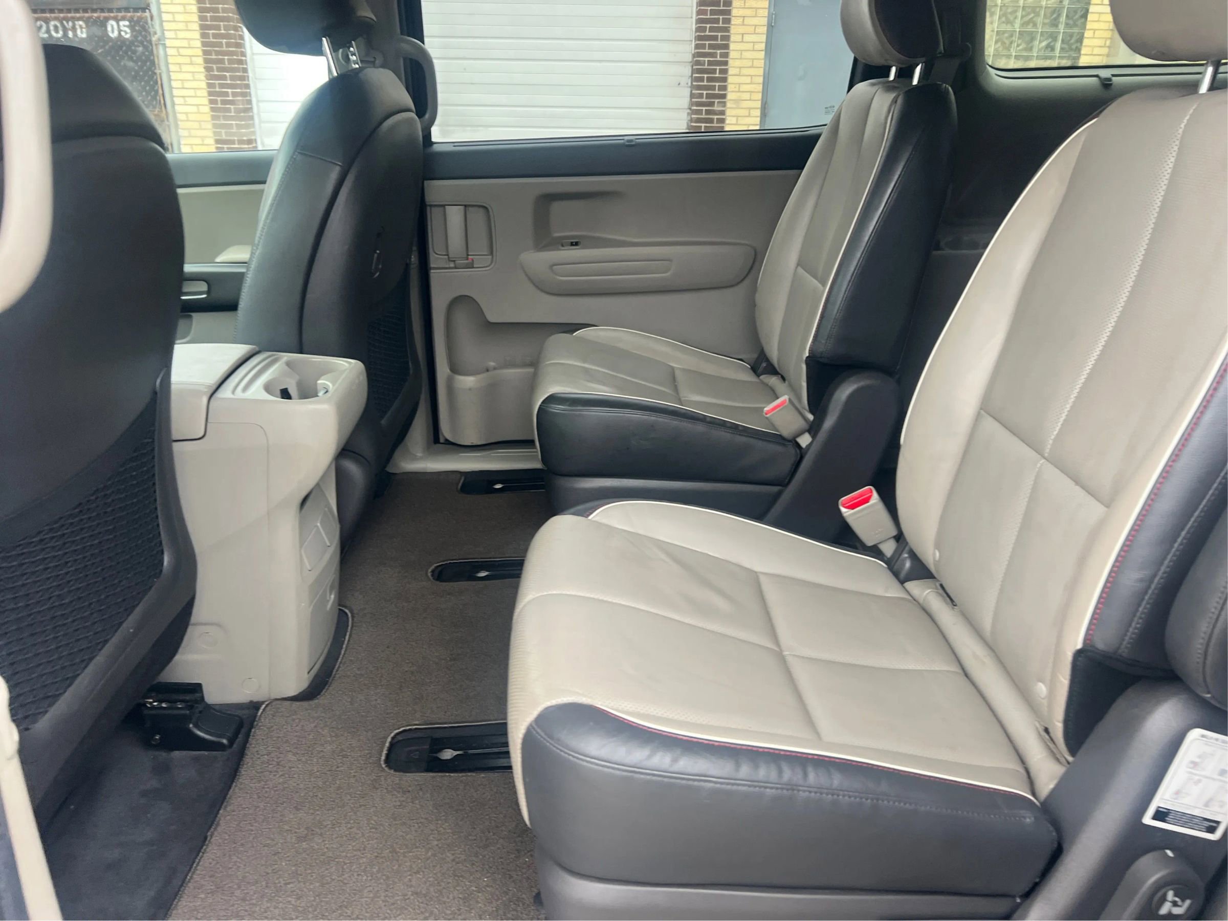 Used 2017 Kia Sedona LX w/ LX Essentials Premium Package FWD image 11