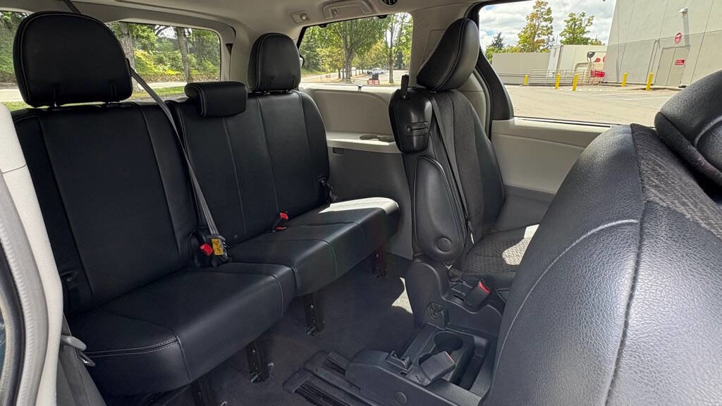 Used 2011 Toyota Sienna SE image 16