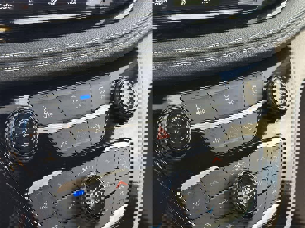 Used 2024 Chrysler Pacifica Select image 23