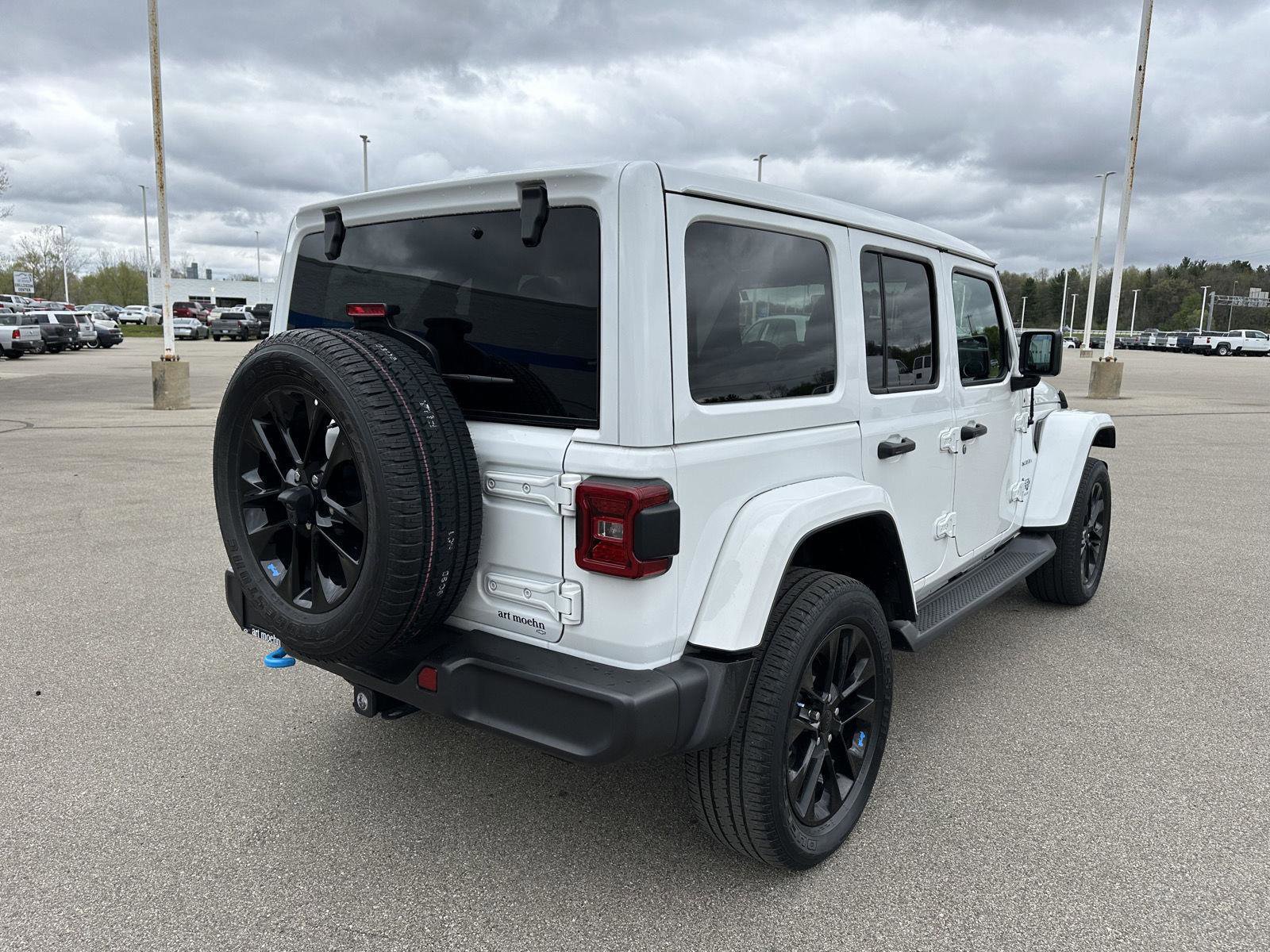 Used 2023 Jeep Wrangler Unlimited Sahara w/ Cold Weather Group AWD/4WD image 8