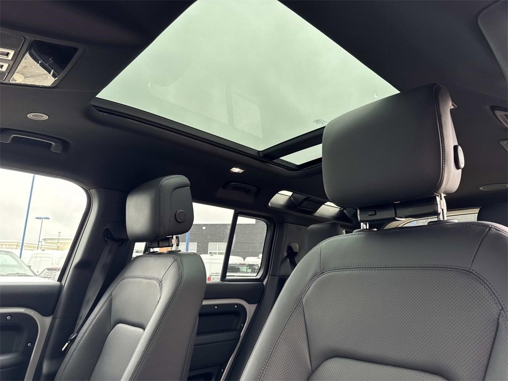 New 2026 Land Rover Defender 110 X-Dynamic SE image 18