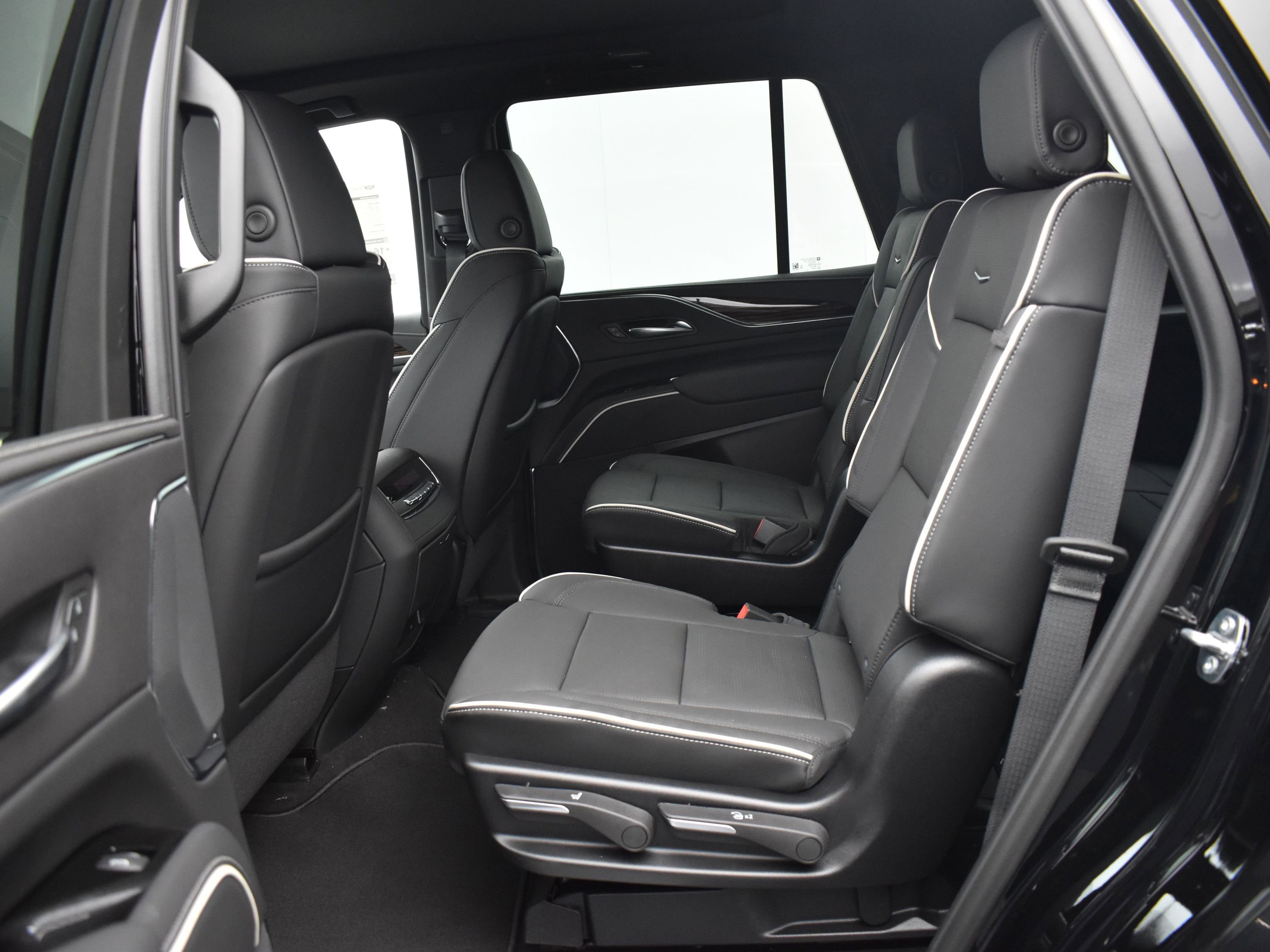 Used 2024 Cadillac Escalade Premium Luxury image 9