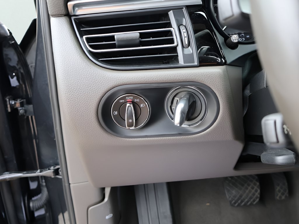 Certified 2024 Porsche Macan AWD/4WD image 33