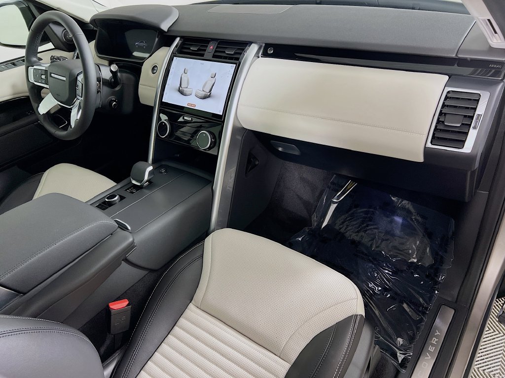 Used 2025 Land Rover Discovery S AWD/4WD image 31