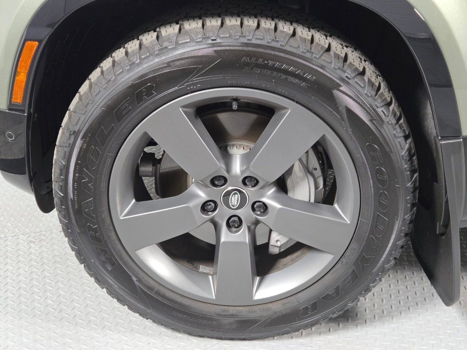 Used 2025 Land Rover Defender 110 X-Dynamic SE image 9