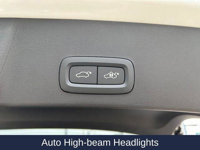 New 2025 Volvo XC40 B5 Ultra w/ Protection Package Premier image 17