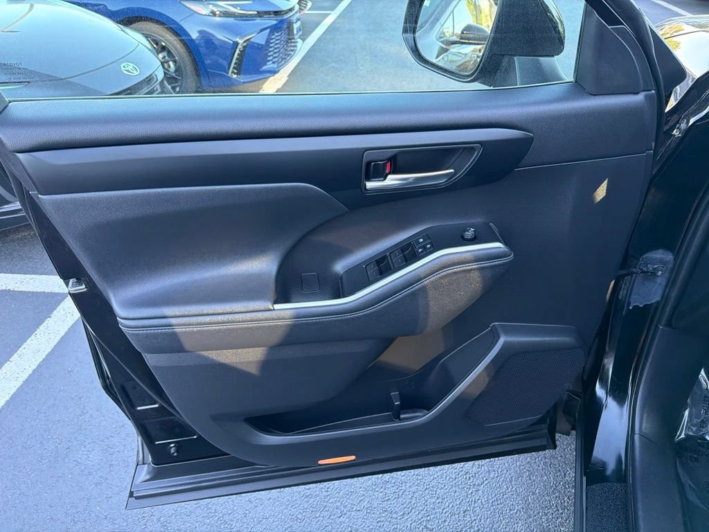 Used 2021 Toyota Highlander XLE AWD/4WD image 22