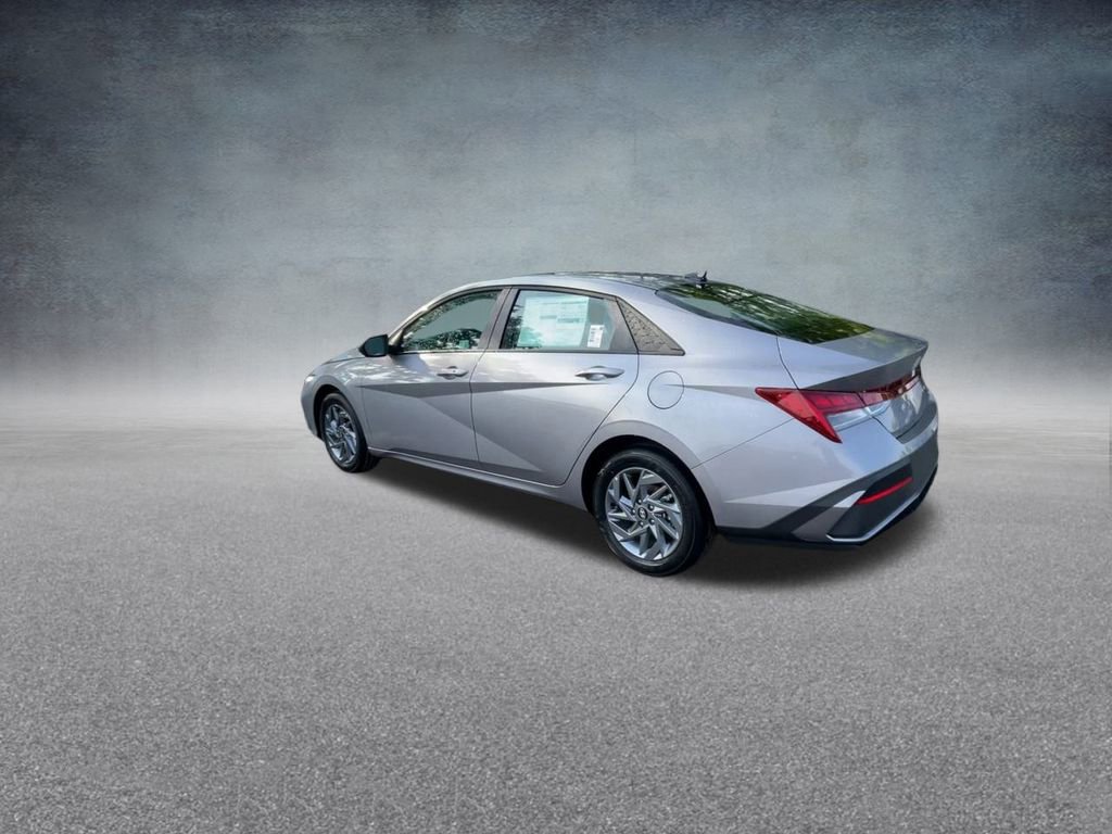 Used 2025 Hyundai Elantra Blue image 17