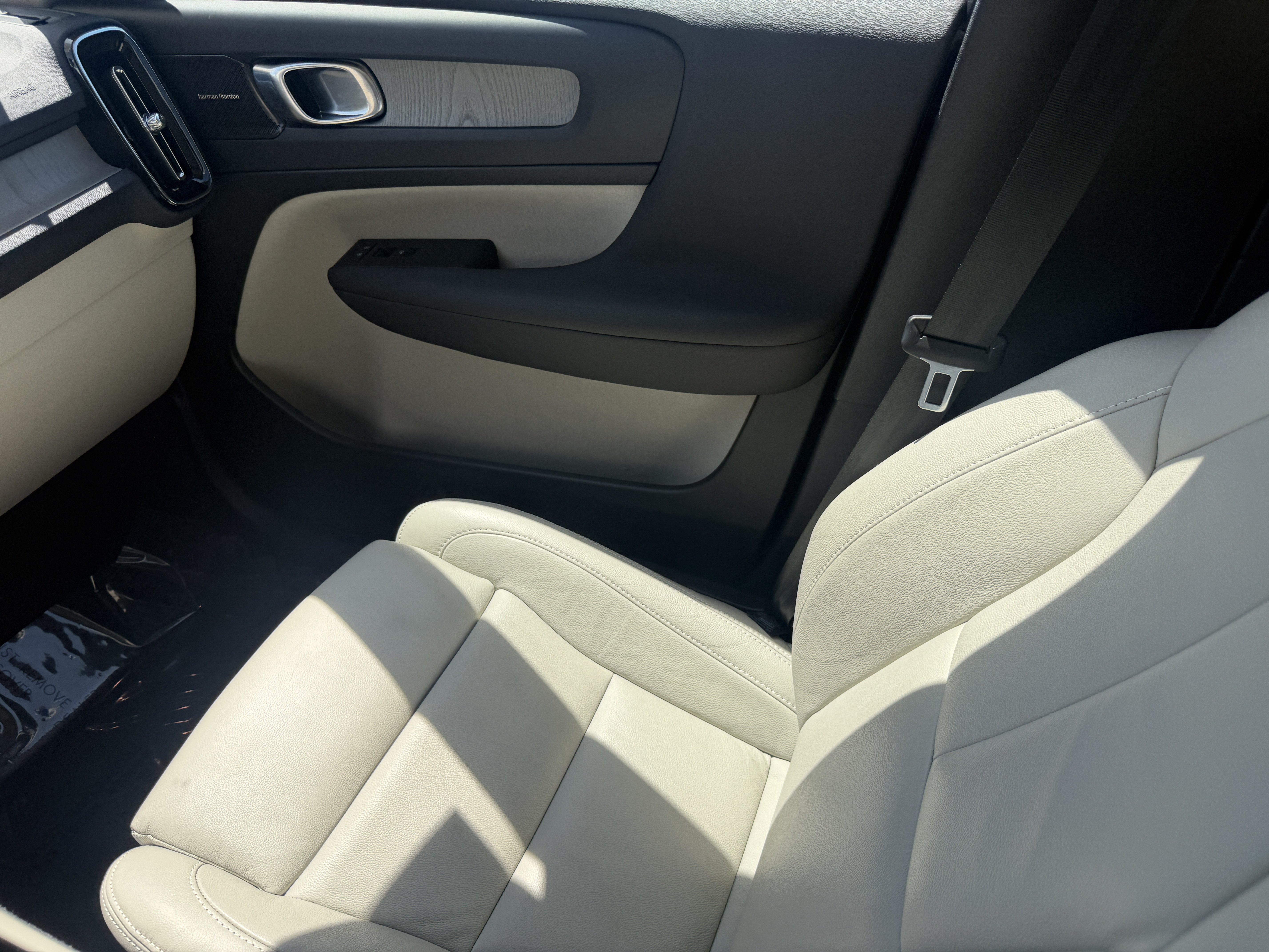 Certified 2023 Volvo XC40 B5 Ultimate w/ Protection Package Premier AWD/4WD image 16