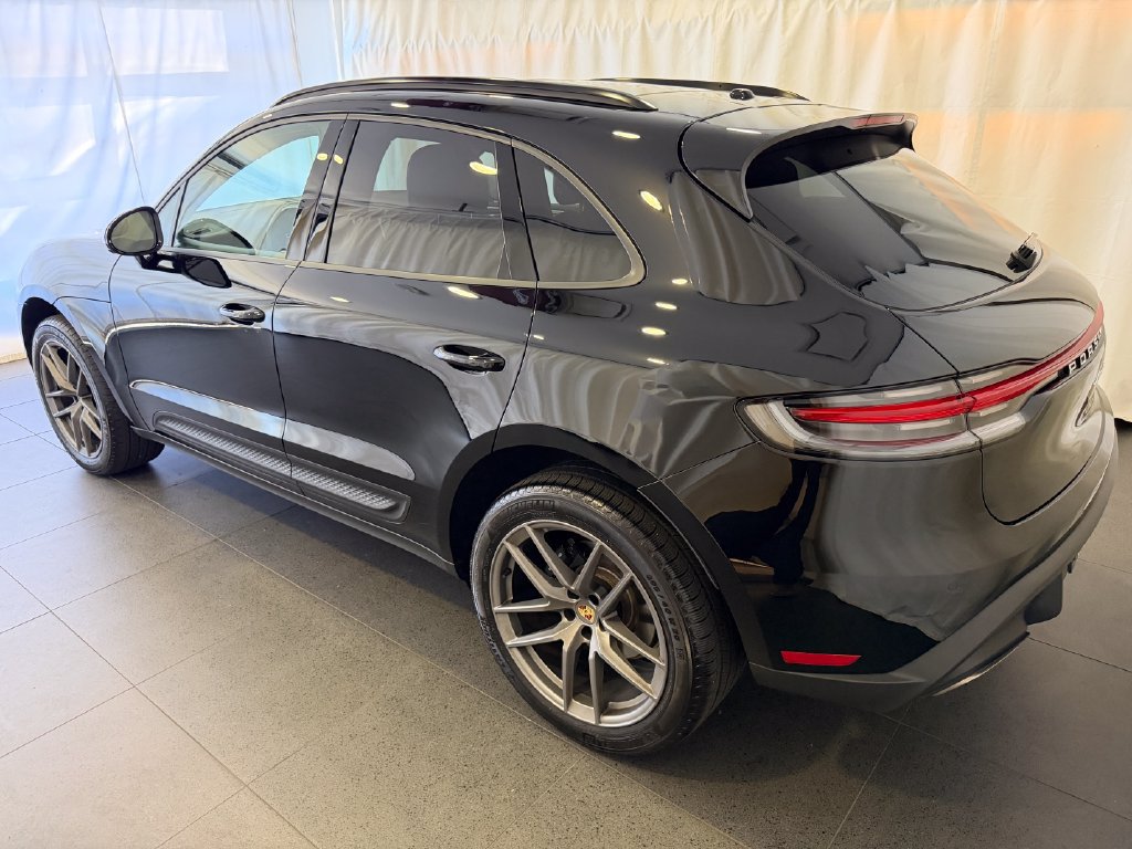 Certified 2026 Porsche Macan AWD/4WD image 3