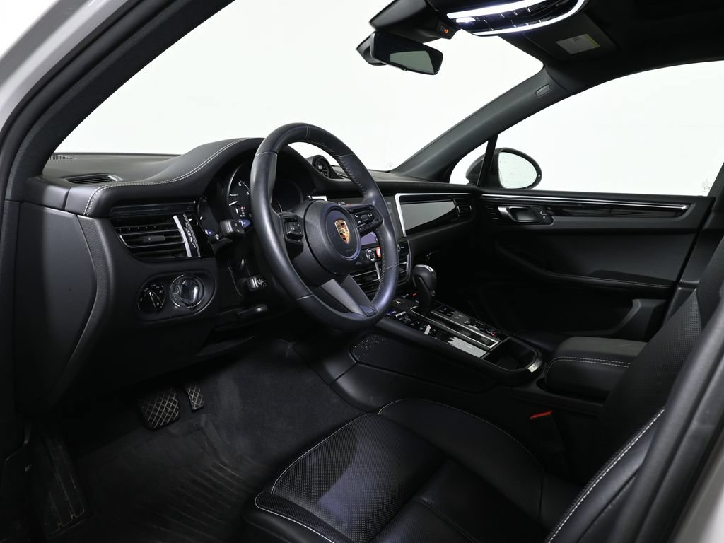 Used 2025 Porsche Macan Turbo AWD/4WD image 4