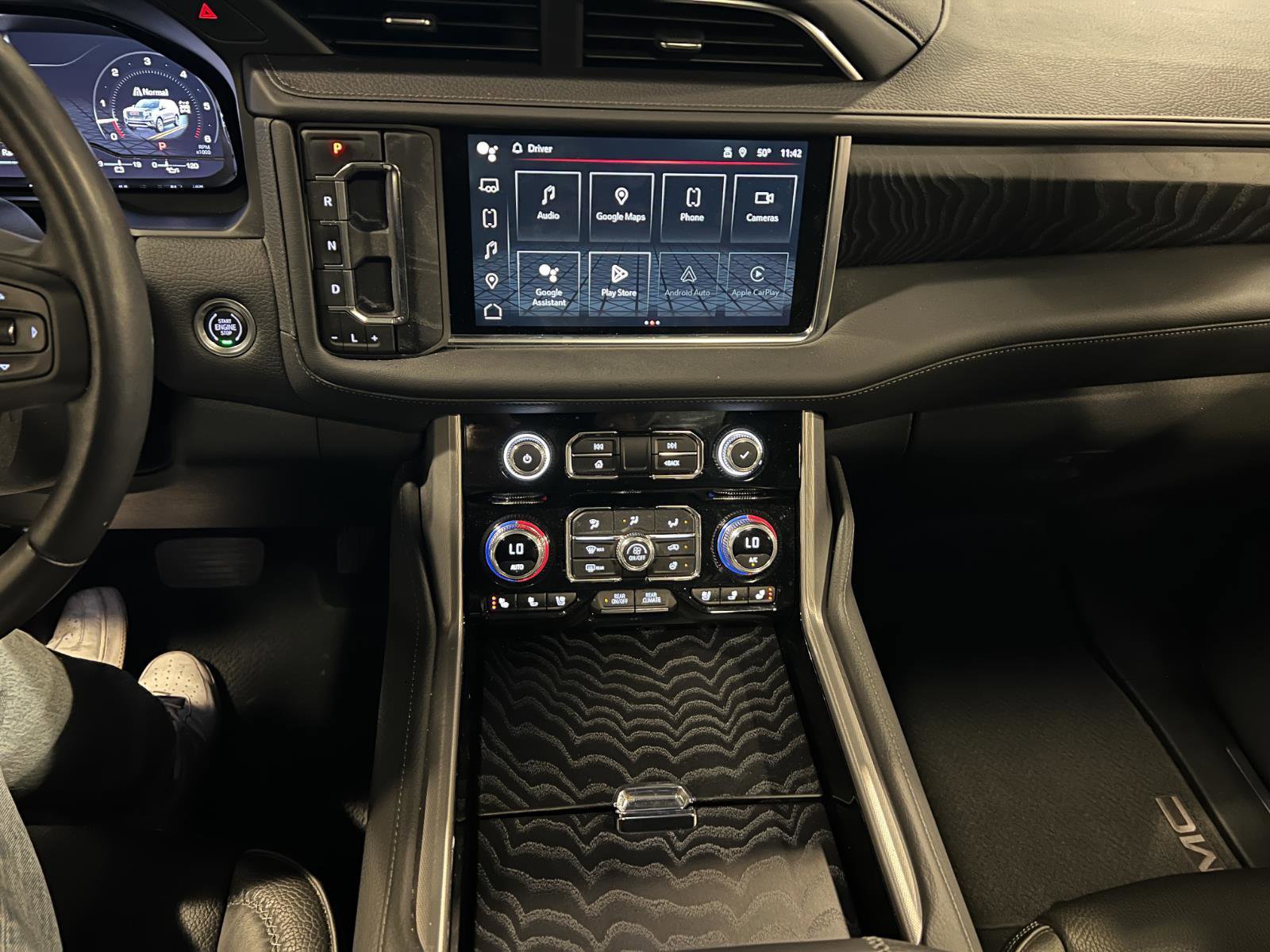 Used 2024 GMC Yukon Denali w/ Advanced Technology Package image 16