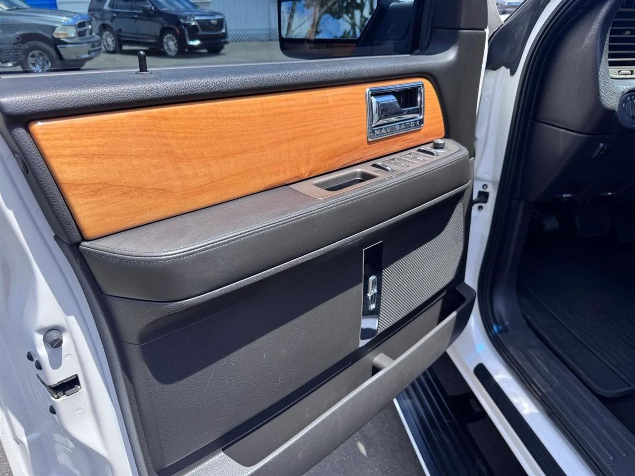 Used 2014 Lincoln Navigator 4WD w/ Equipment Group 101A image 27