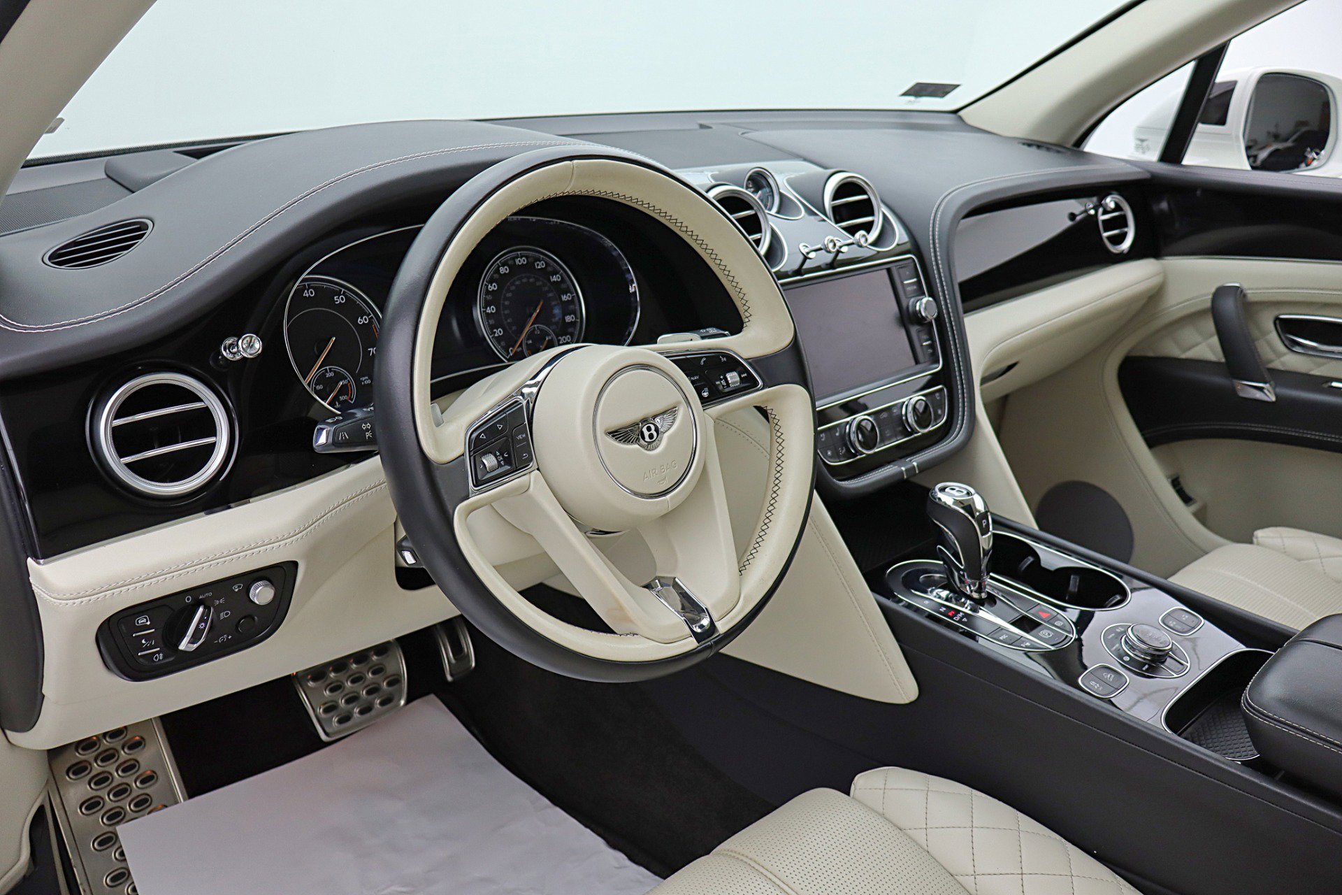Certified 2017 Bentley Bentayga AWD/4WD image 25