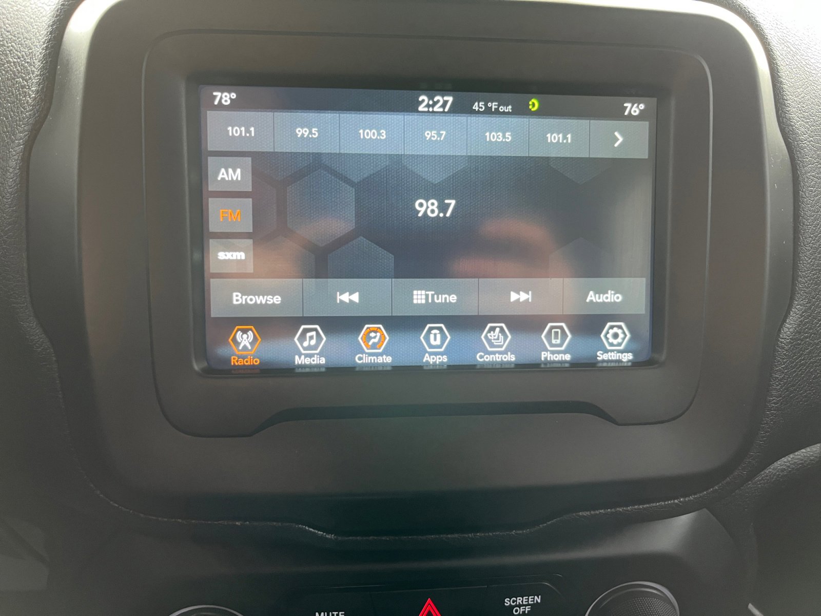 Used 2020 Jeep Renegade Latitude w/ Cold Weather Group image 28