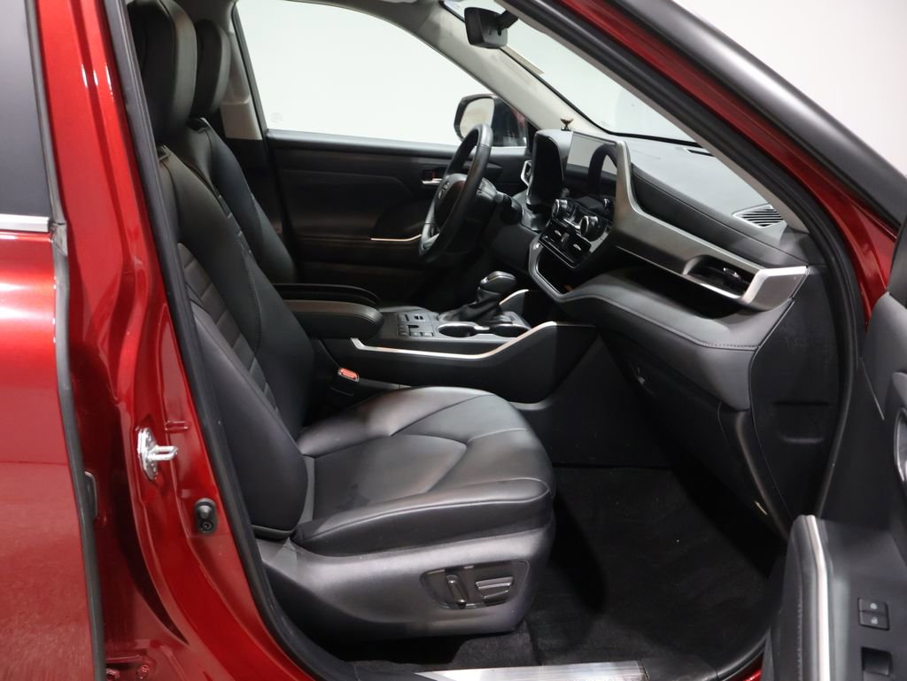 Used 2024 Toyota Highlander XLE image 24