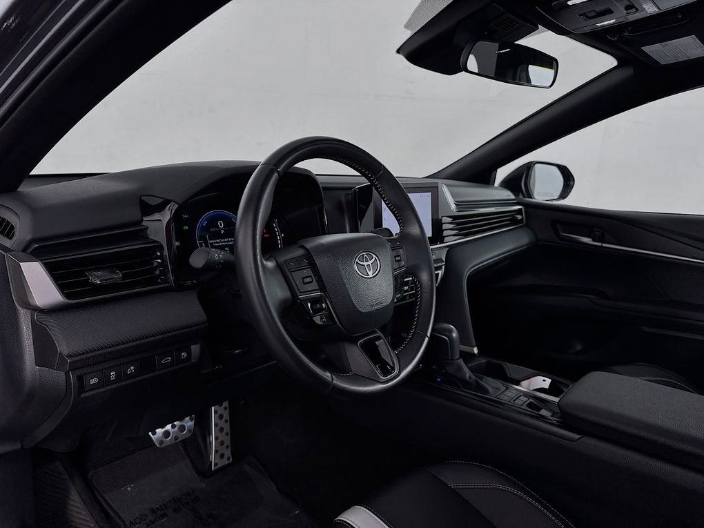 Used 2025 Toyota Camry SE image 12