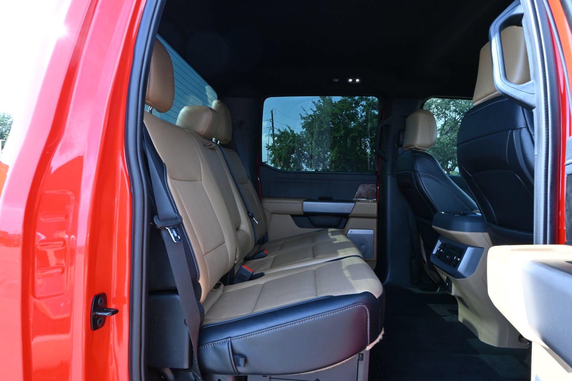 Used 2025 Ford F350 Lariat w/ Tremor Off-Road Package AWD/4WD image 23