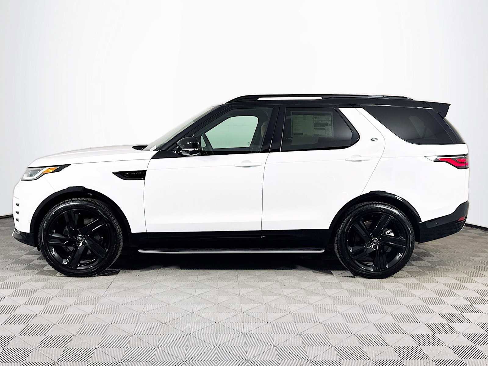 New 2025 Land Rover Discovery Dynamic SE image 7