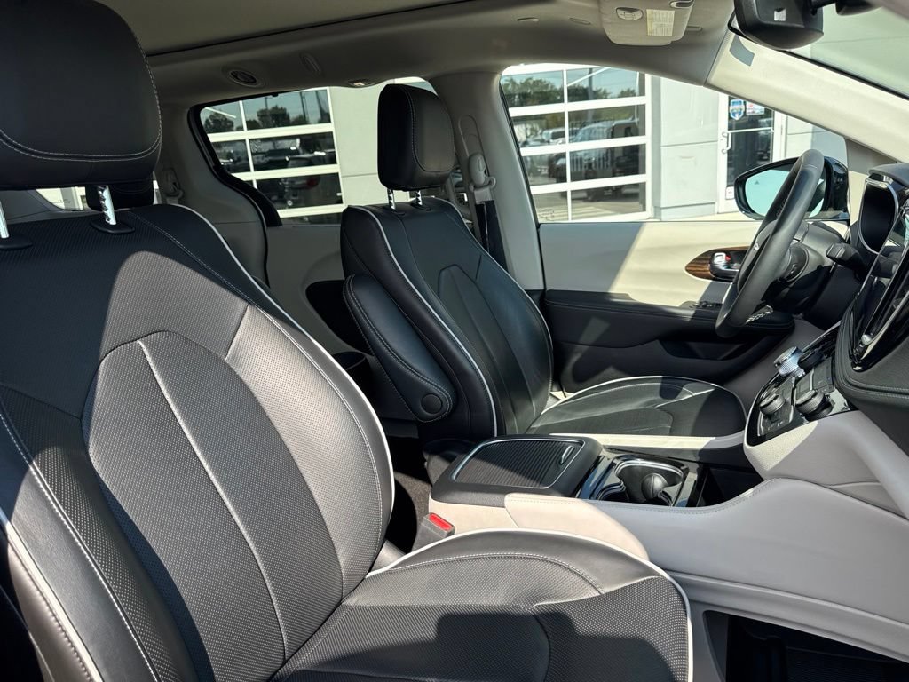 Used 2023 Chrysler Pacifica Limited AWD/4WD image 44