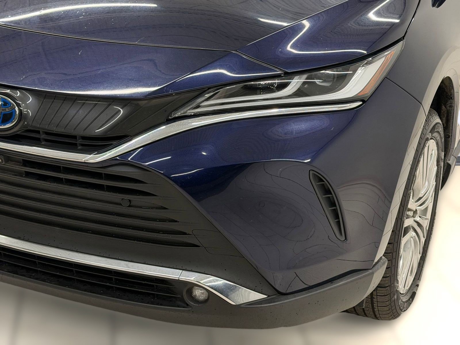 Used 2023 Toyota Venza Limited image 9