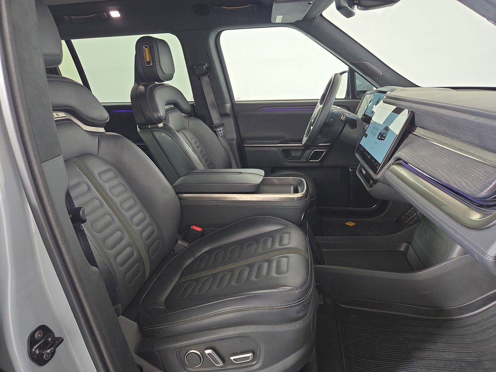 Used 2024 Rivian R1S Adventure AWD/4WD image 24