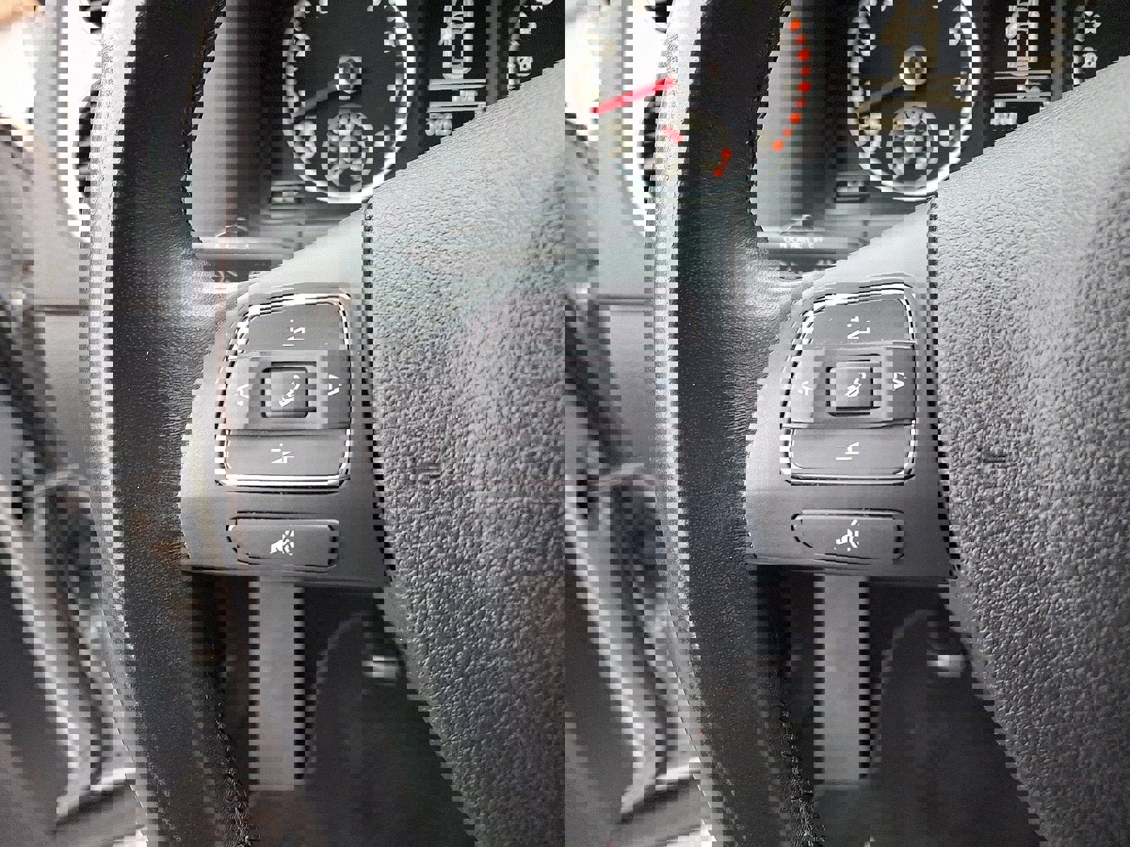 Used 2013 Volkswagen Tiguan S image 19