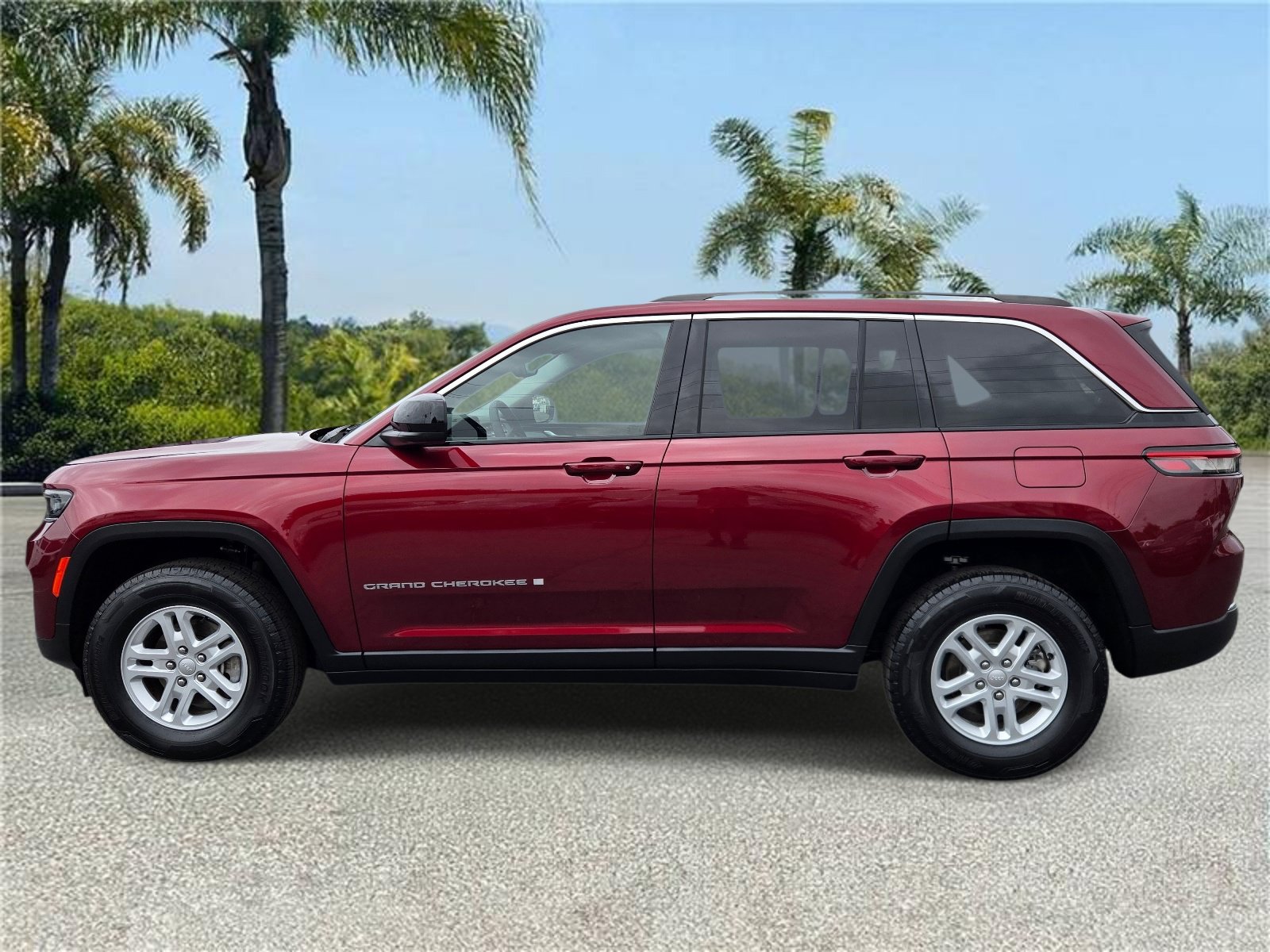 Used 2023 Jeep Grand Cherokee Laredo RWD image 2